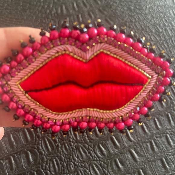 CELESTE MOGADOR Red Mouth Pin with Beautiful Stones - Picture 2 of 3